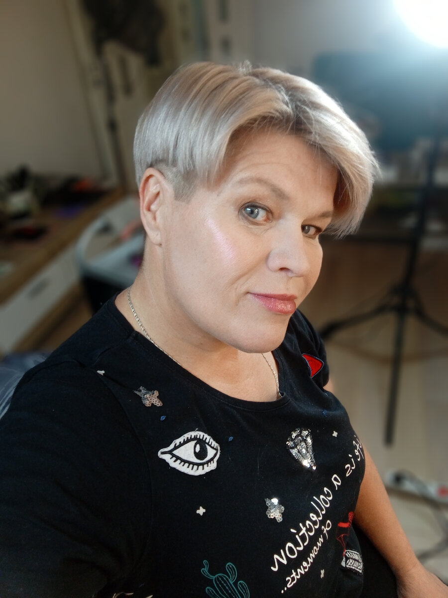 Немножко захолодила цвет, чтоб не корректировать корни, подправила стрижку