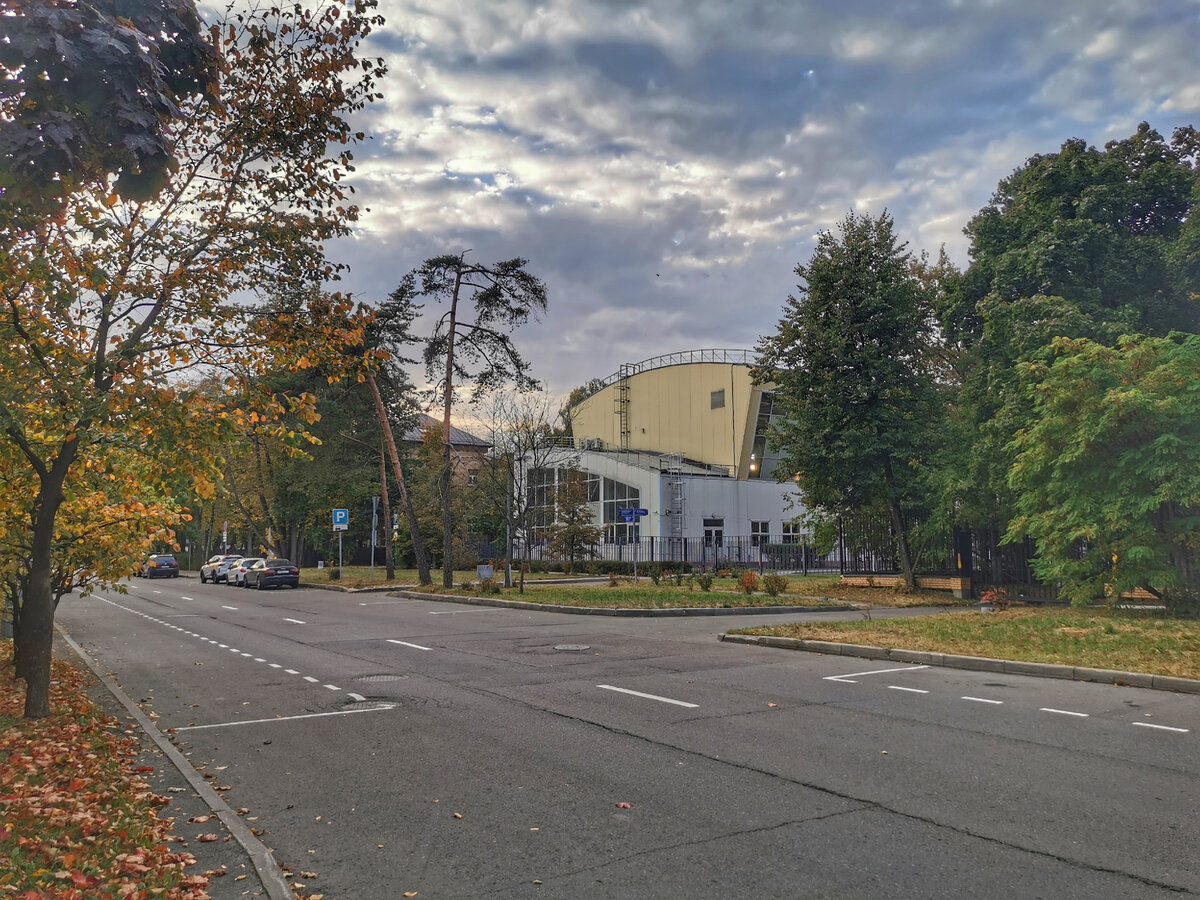 Спортивный комплекс "Динамика". Когда-то здесь были гаражи. За спорткомплексом виднеется хостел.