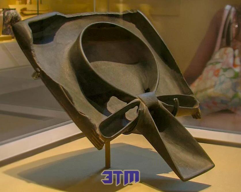 Каменное блюдо Первой династии в форме анха, обнимаемого парой рук, символизирующих ка.