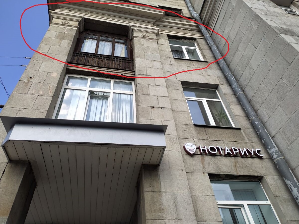 Нотариус Шашков принимает прямо под окнами, где лежит истощенная, обездвиженная вдова академика, на основании заверенной Шашковым бумаги к вдове не пускают родню и близких