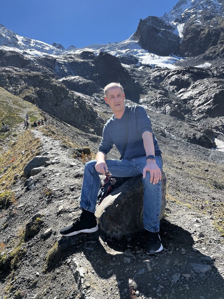 Подняться до ледника "Сказка" - нелегкое дело. Пока отдышался...