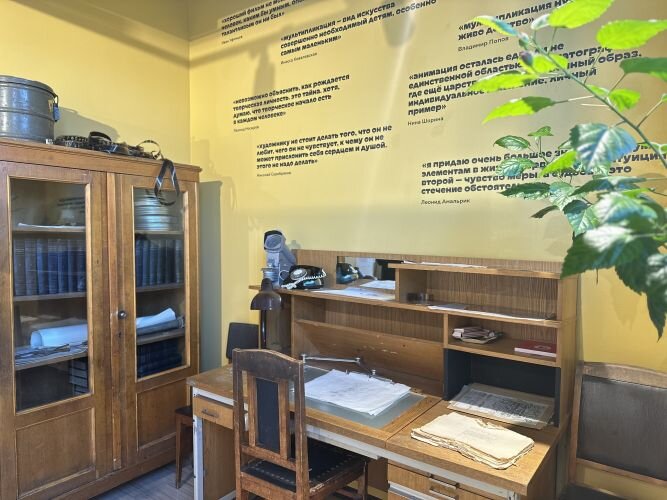 Для чего нужны были все эти элементы? Подсветка — для переноса рисунка с одного листа на другой. Для создания одной минуты мультфильма нужно было 1440 кадров. Зачем перерисовывать героя столько раз вручную, если у него, например, двигалась только голова? Для этого художник и использовал подсветку. Сами рисунки выполнялись на кальке, тонкой, почти полупрозрачной бумаге. Зеркало было нужно для того, чтобы рисовать героям эмоции. Если художнику нужно было нарисовать удивленного волка из «Ну, погоди!», он удивлялся себе в отражении и срисовывал мимику. Получается, что во всех советских персонажах остались лица их создателей. Отсюда объяснение, почему высота стула регулировалась индивидуально: художнику нужно было видеть свое отражение в зеркале.Секретов у «Винни-Пуха» оказалось достаточно много. Некоторые из них: