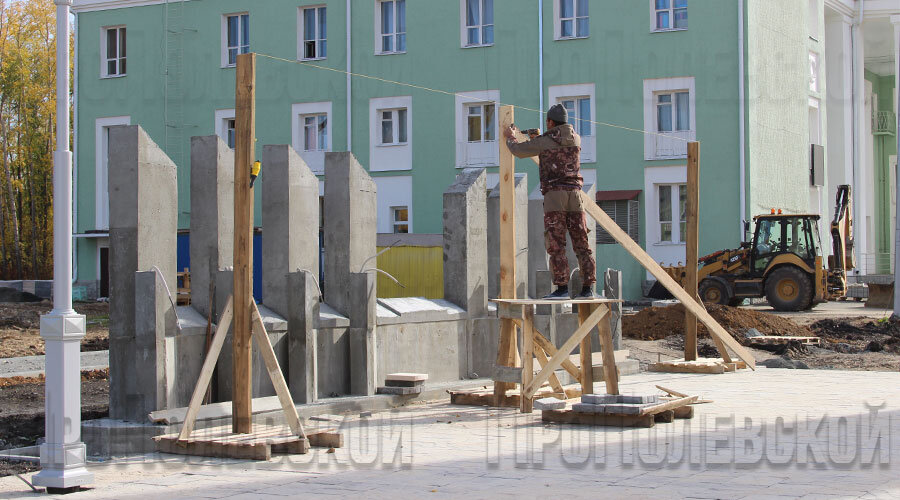 Строители приступили к работе над барельефами Героев Советского Союза – наших земляков. Уже установлен постамент с восемью бетонными основаниями для барельефов, в ближайшие дни их облицуют гранитной плиткой