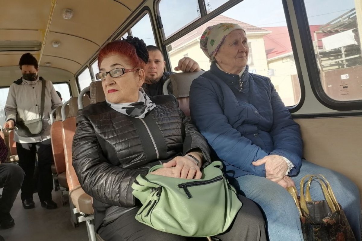     В городах терминалы стоят в автобусах, но не всегда работают, а сёлах пассажиров обслуживают кондукторы с сумочкой.