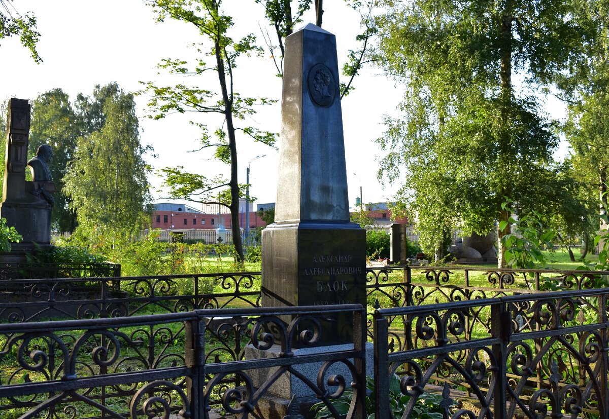 Надгробие на новом месте захоронения поэта