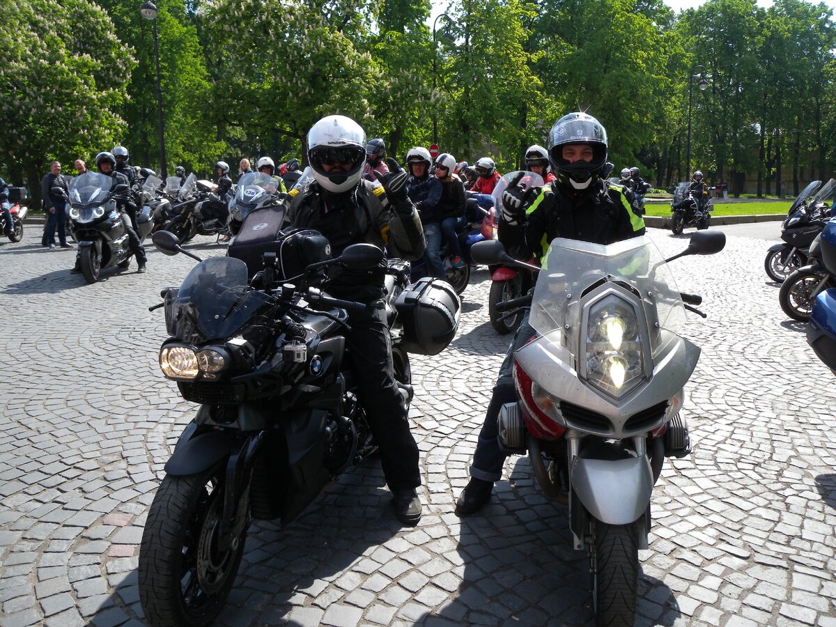 Я порылся в своих фотках. Везде где я есть на мотоцикле, я опираюсь правой ногой