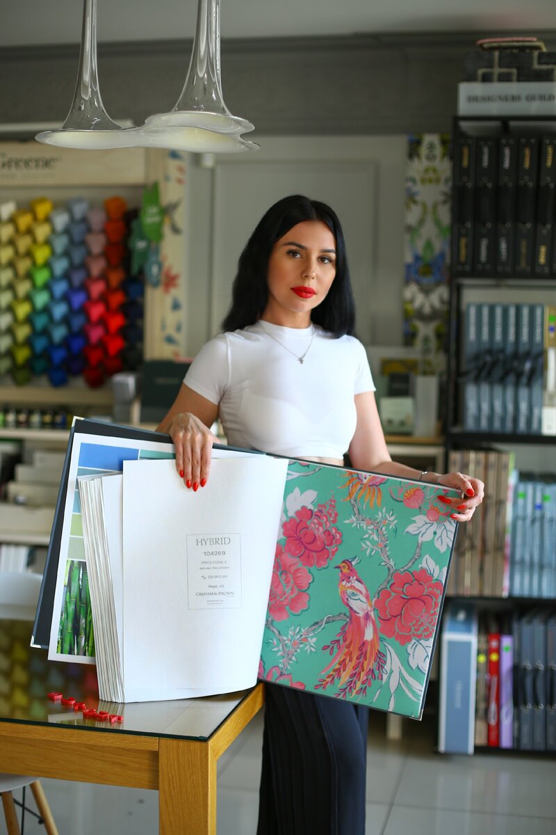 Девушка с каталогом в интерьере салона "Буржуа".