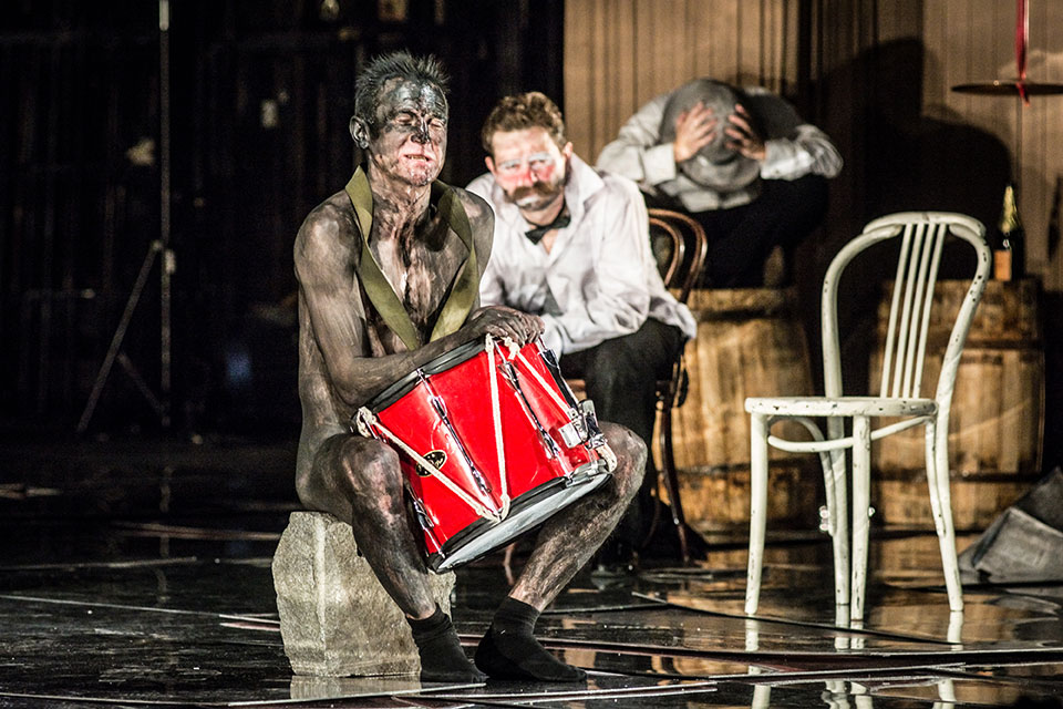 "Барабаны в ночи", реж. Юрий Бутусов, Театр им. Пушкина (Москва) - фото с официального сайта театра