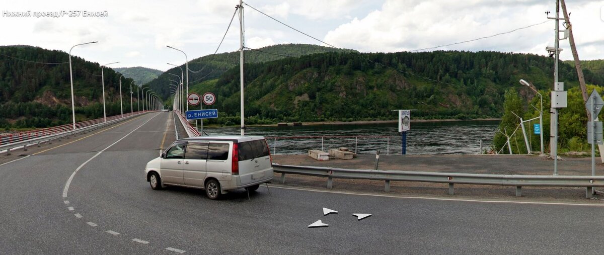 Вот на этой горе, что сразу справа за мостом, сохранились сосны в три обхвата. Скриншот из панорам Яндекс Карт. 