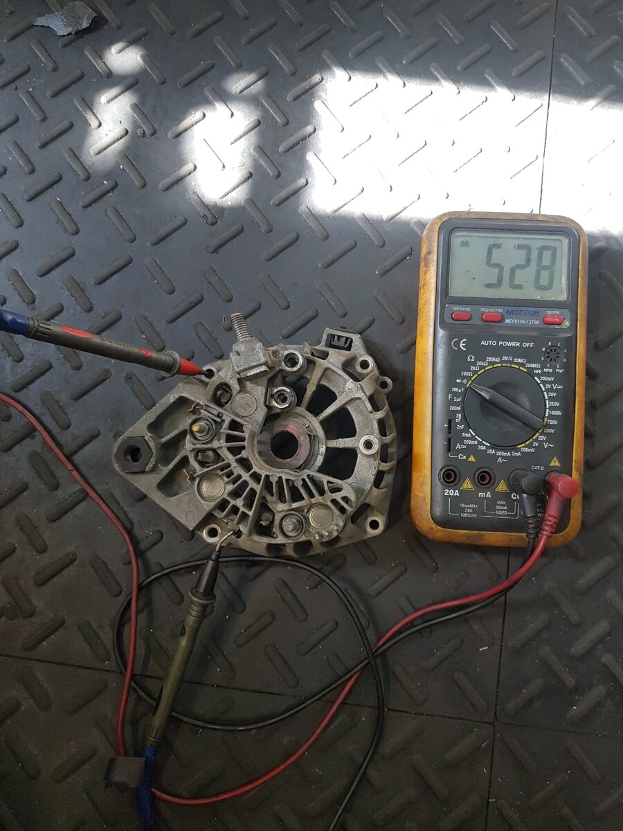 (+) на корпус и прозваниваем минусовые диоды 