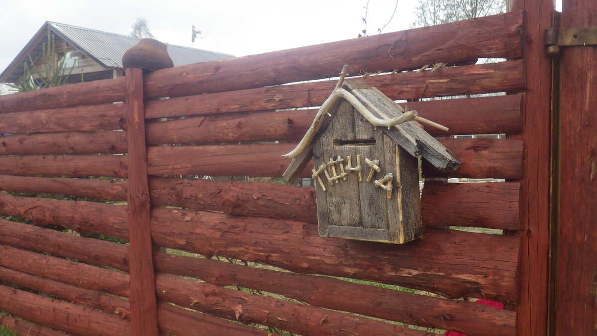 Странный забор снаружи.  И изнутри. Листайте.