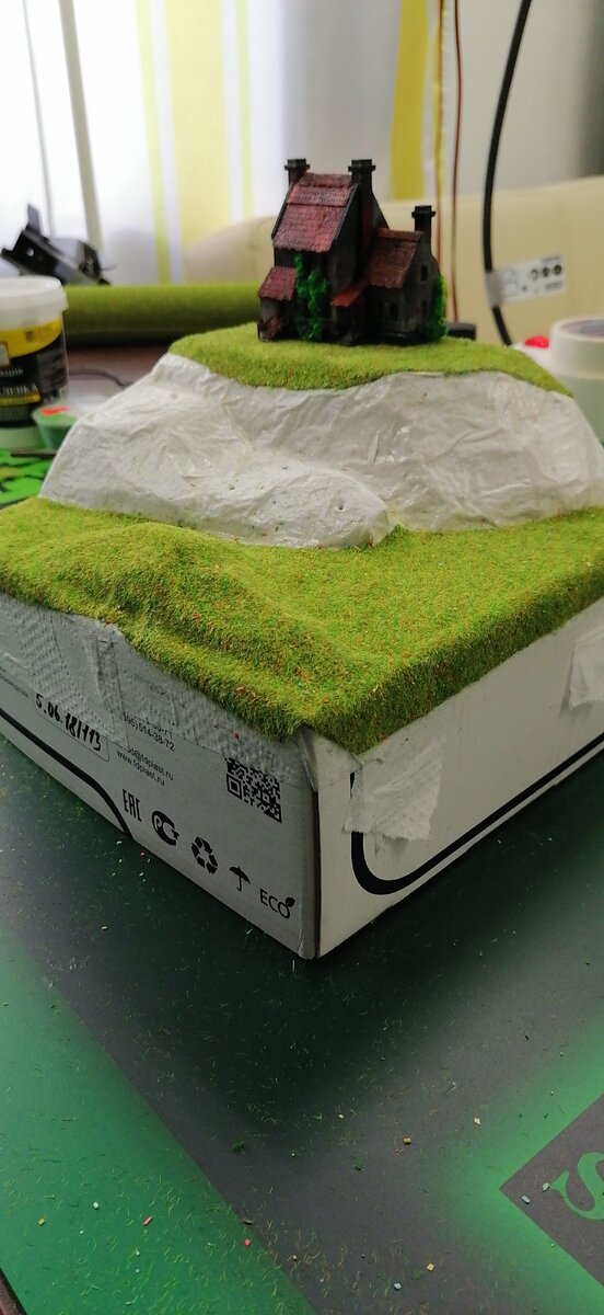 Корпус сделал из коробки из под пластика для 3д принтера, изнутри проклеил несколькими слоями крафтовой бумаги для прочтости на клей пва.