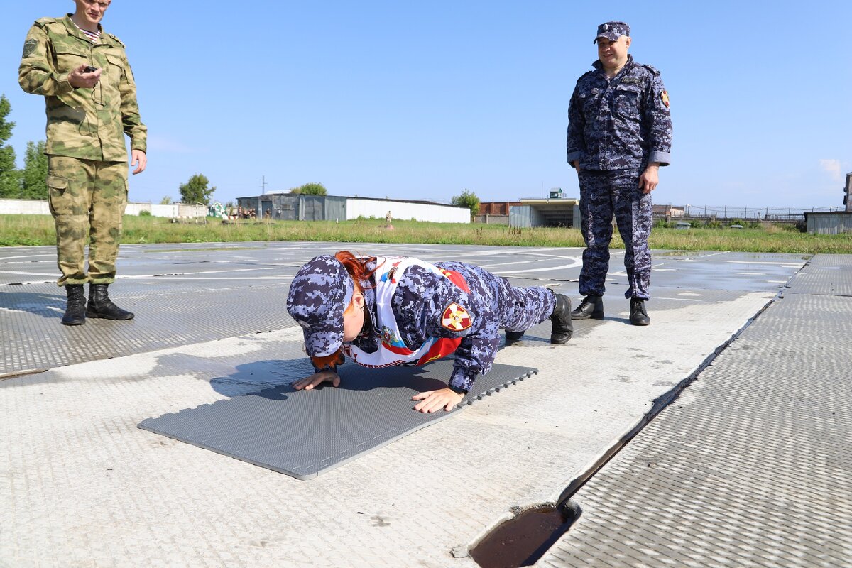 В Перми  в учебном центре Управления Росгвардии по Пермскому краю состоялся первый этап квалификационных испытаний на право ношения нагрудного знака «Спортсмен Росгвардии». В них приняли участие 36 сотрудников и военнослужащих Росгвардии со всего Пермского края.
Кандидаты на право ношения нагрудного знака сдали ряд нормативов по физической подготовке: подтягивание на перекладине, подъем туловища с переворотом, бег на 100 метров,1 и 3 километра.
В дальнейшем участников ждет прохождение единой полосы препятствий и заплыв на 100 метров вольным стилем.
Желаем всем спортсменам удачи и высоких побед!


