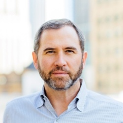 Брэдли Кент « Брэд » Гарлингхаус (Brad Garlinghouse) 49 лет - генеральный директор и член совета директоров компании Ripple Labs, занимающейся финансовыми технологиями. До Ripple Брэд занимал должность генерального директора Hightail. С 2009 по 2012 год он был президентом по потребительским приложениям в AOL, а до этого он занимал различные руководящие должности в Yahoo! с 2003 по 2009 год, в том числе старший вице-президент. В настоящее время он входит в совет директоров OutMatch и занимал должности в совете директоров Ancestry.com и Tonic Health.