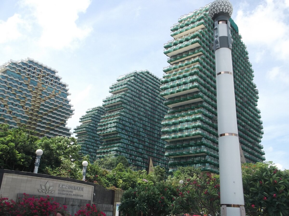 Дома в в виде деревьев и вход в подземный дворец