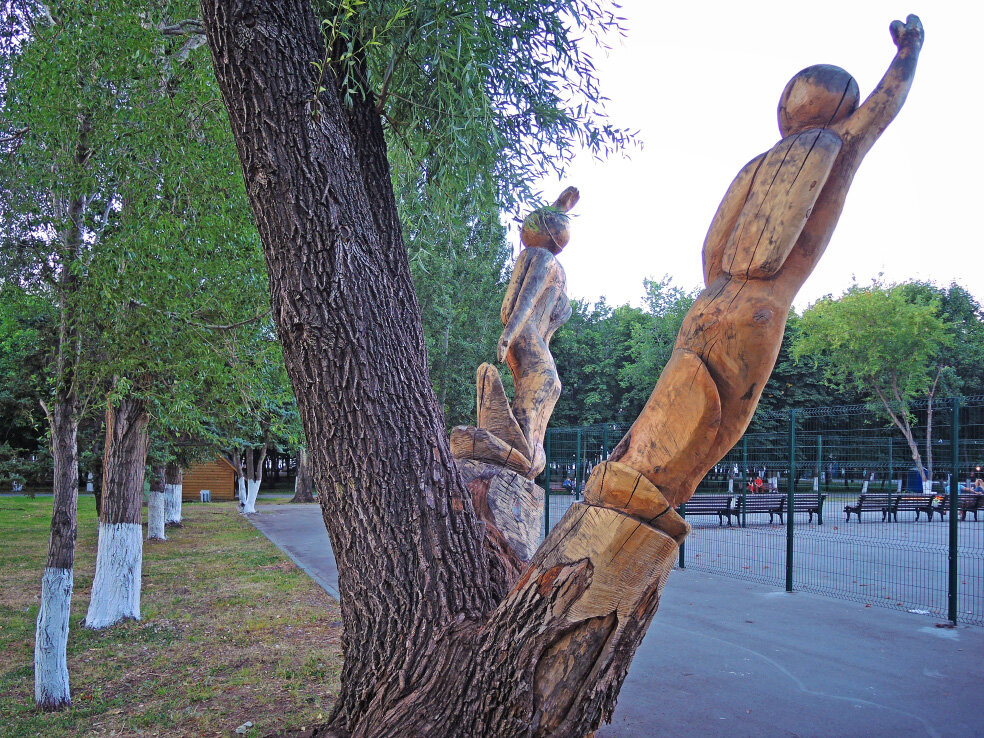 Дерево самара. Скульптуры в парке Гагарина Самара. Скульптуры в парке Гагарина Челябинск. Деревянные статуи в парке Малопургинского района. Парк деревян скульптор Петрозаводск.