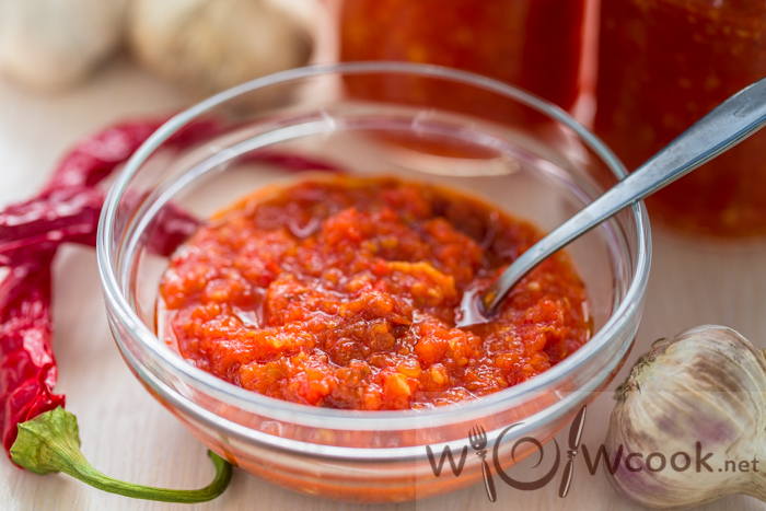 Острая аджика на зиму из помидоров: необычный рецепт блюда в домашних условиях