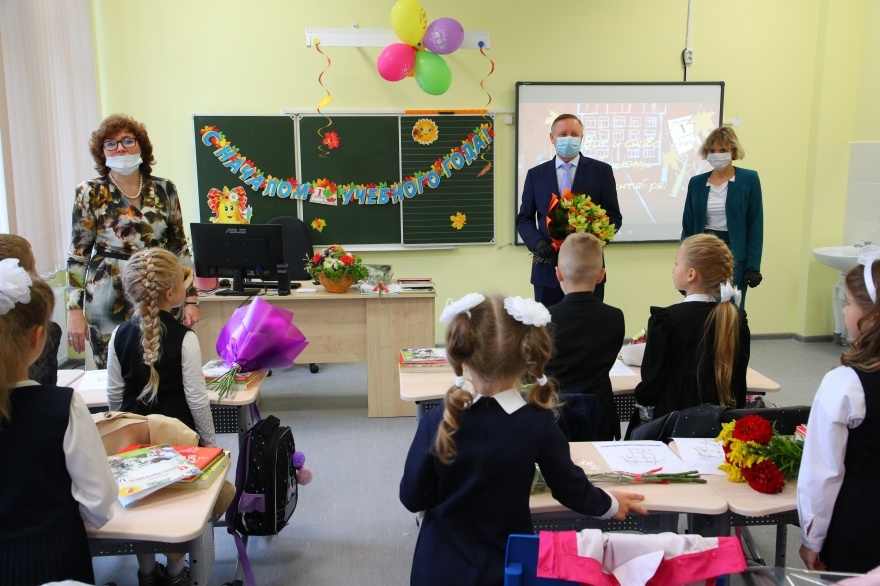 Александр Беглов с учениками 573-й школы | пресс-служба Смольного 