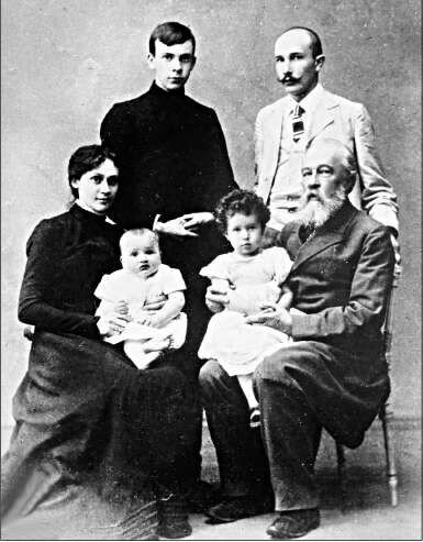 Б. Савинков с семьёй. 1902 г. фото Л. В. Раевского Источник: http://www.krassever.ru