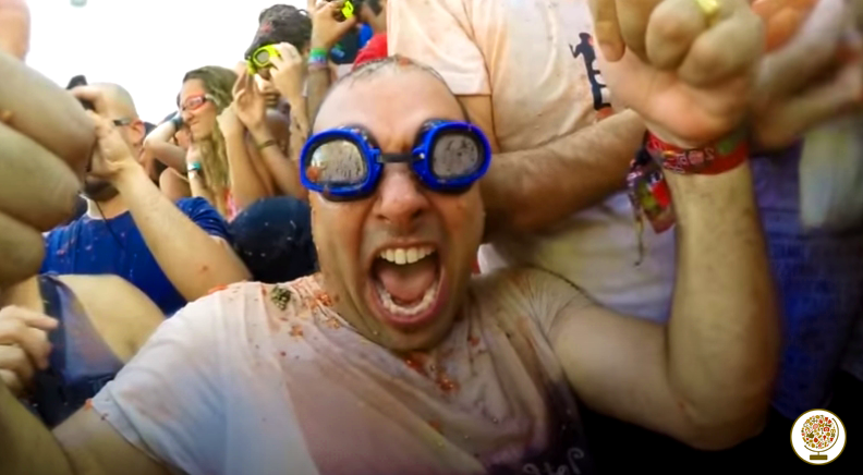 учасник праздника битвы помидорами