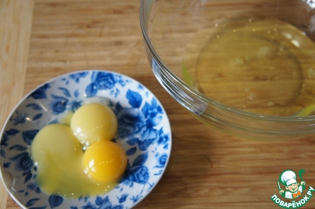 Белки отделить от желтков и убрать в холодильник. 