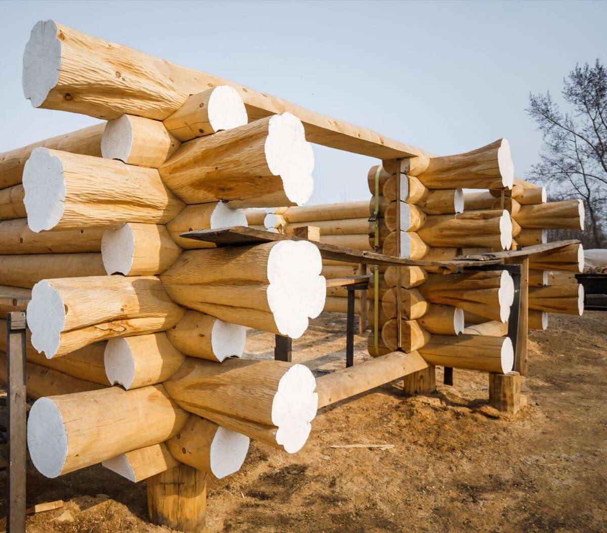 Гараж из рубленого бревна на строительной площадке