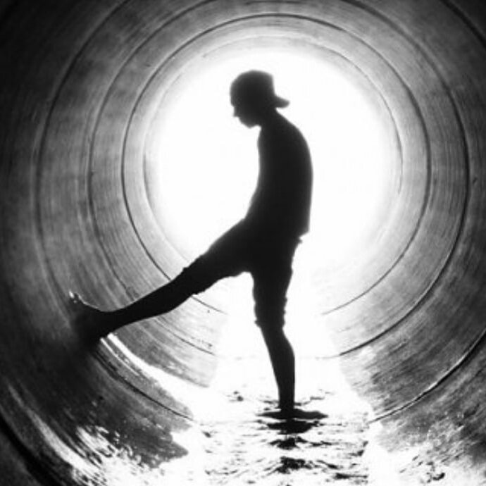 Будьте всегда веселыми, а не грустными в свое единственной жизни. И никогда не грустите! 