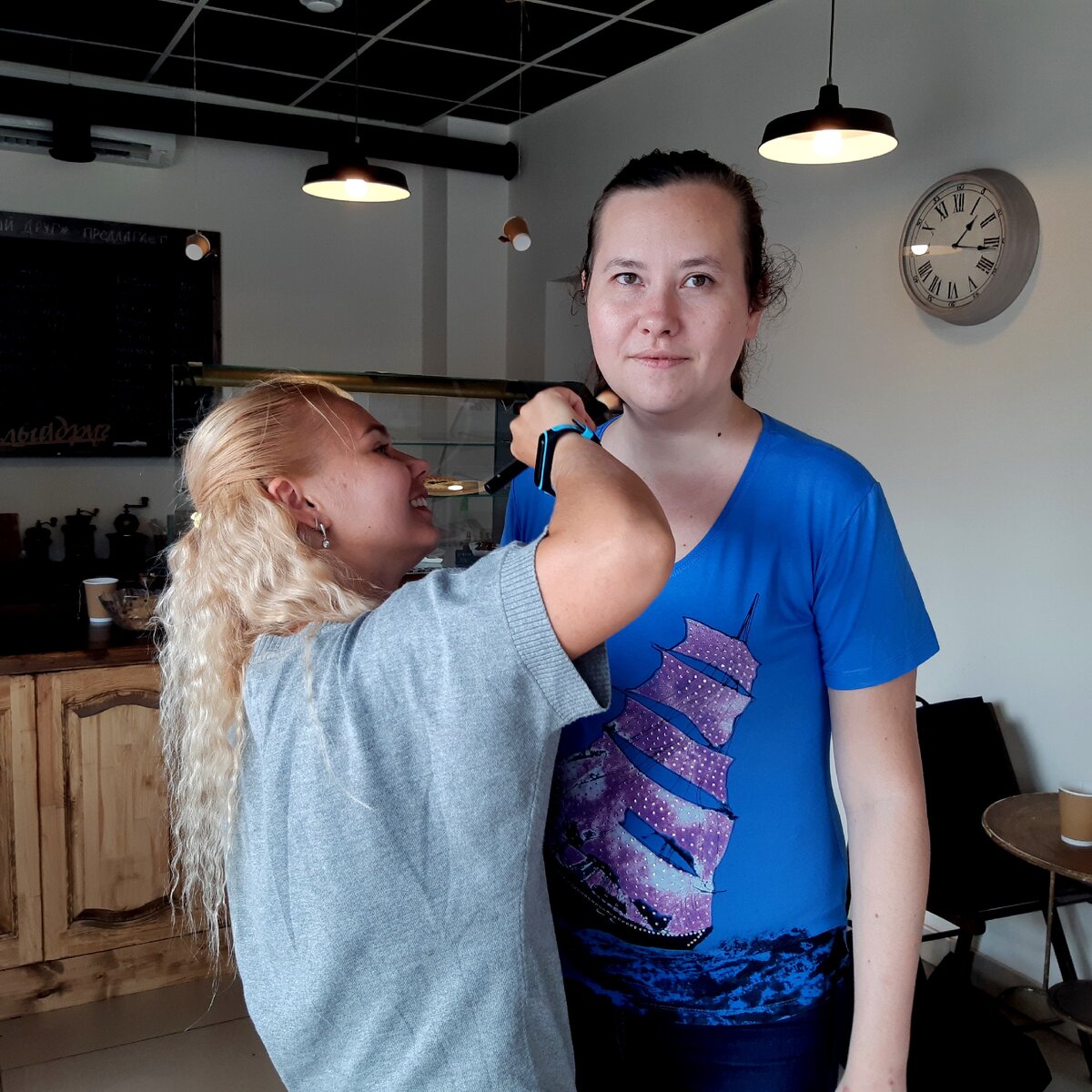 Режиссёр фильма Татьяна Завадская гримирует актрису Марину Морскую