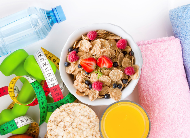 Спорт — это, безусловно, неотъемлемая часть здорового похудения. Занятия спортом помогают не только быстрее сбросить лишний вес, нарастить мышечную массу, поднять тонус кожи, но также и улучшить наше физическое самочувствие. Однако, чтобы всего этого достичь, обязательно нужно практиковать правильное питание при тренировках.