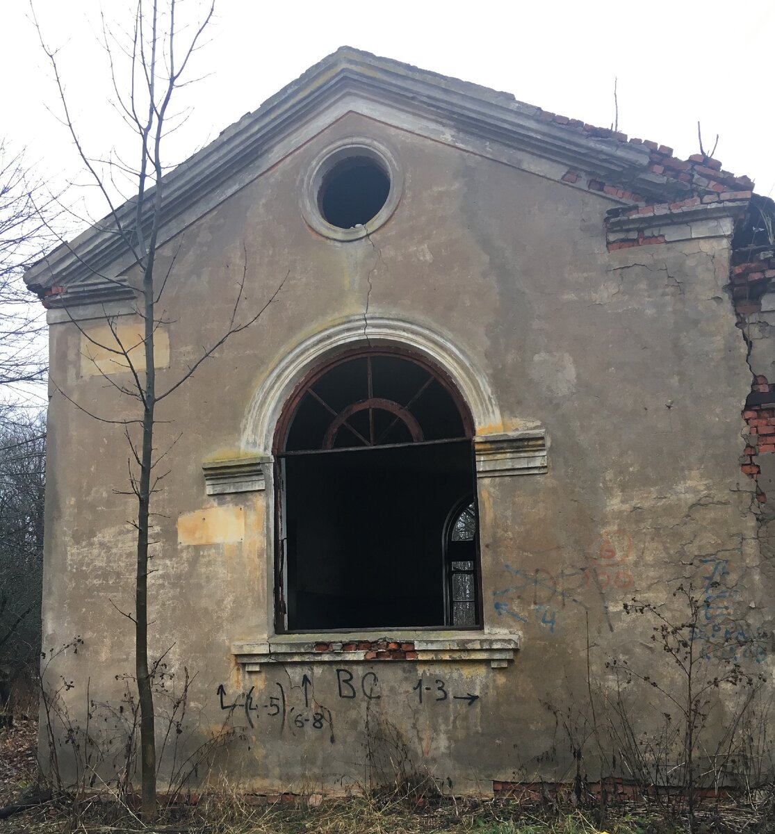 Даже почти не разрисован