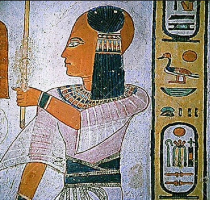 Египетские красавицы удаляли все волосы с головы специальным золотым пинцетом и полировали кожу до блеска салфетками. Потом поверх головы надевали парик из овечьей шерсти или растений. А иногда для создания большего объема надевали один парик на другой.