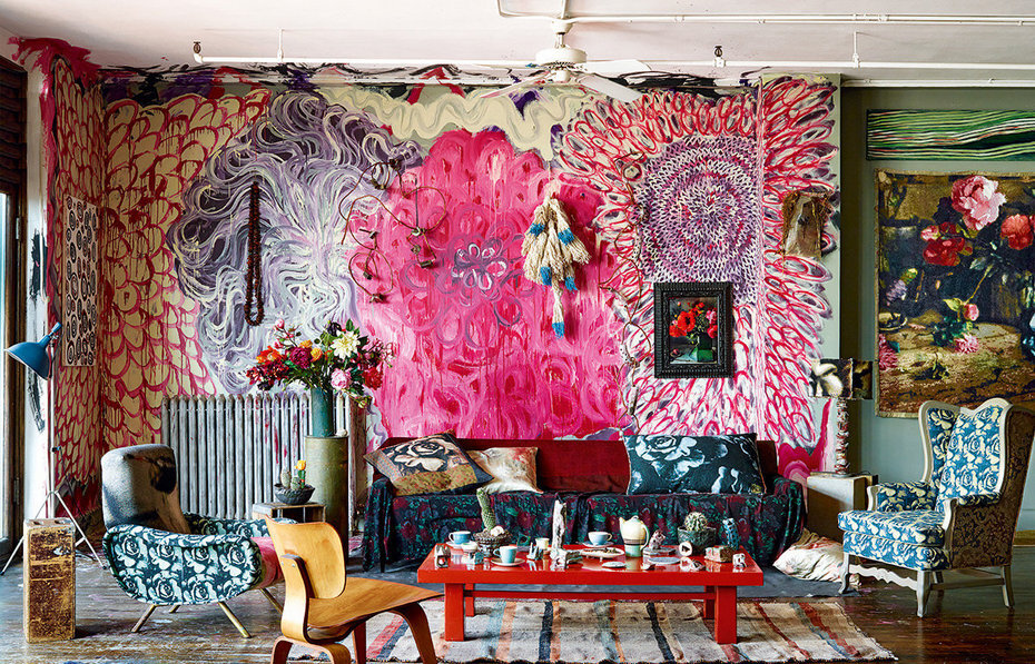 Странный яркий дизайн гостиной