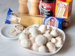 Нагреваем воду и варим макароны.
