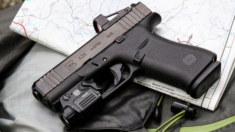 Пистолет Glock 48 MOS с коллиматорным прицелом и фонарём