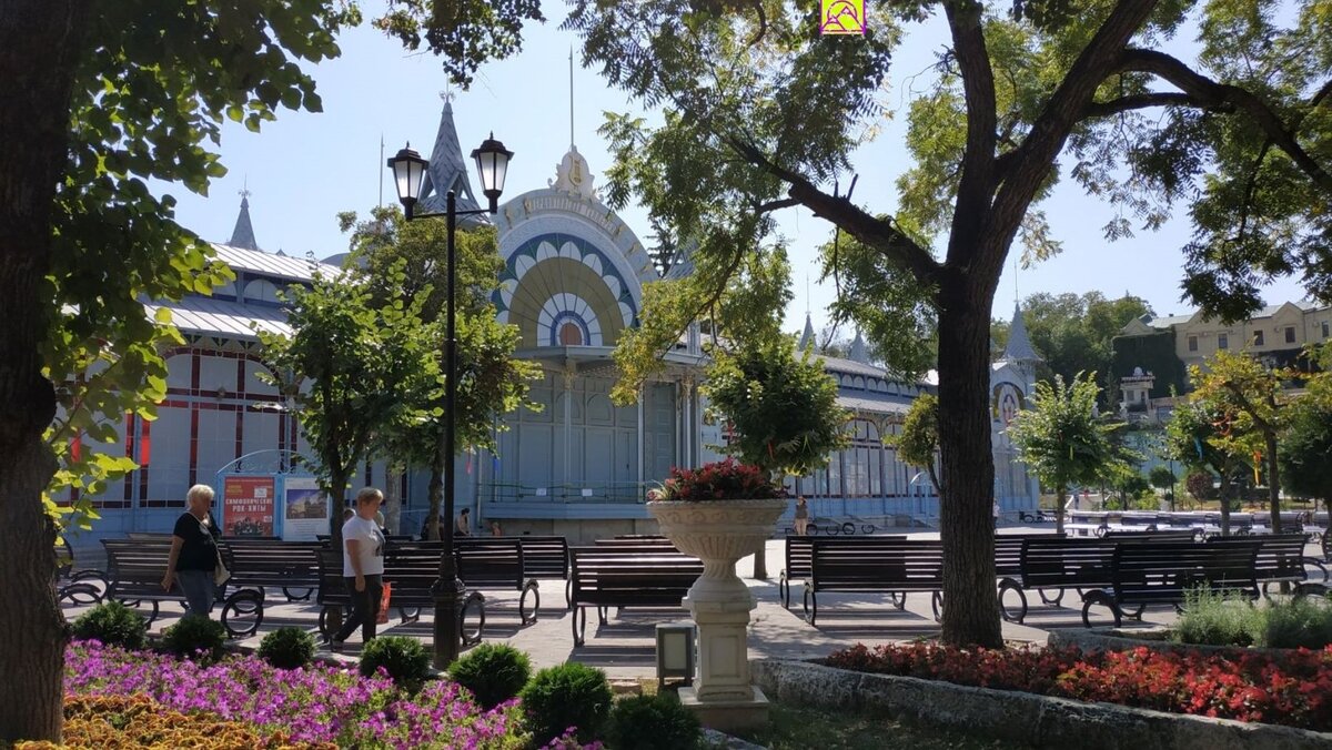 Уголок парка "Цветник" с Лермонтовской галереей на заднем плане.