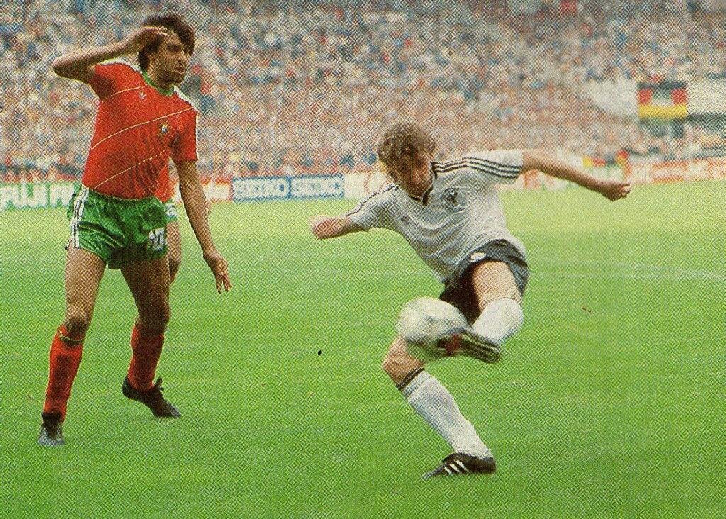 Нападающий сборной ФРГ Руди Фёллер в матче против сборной Португалии.