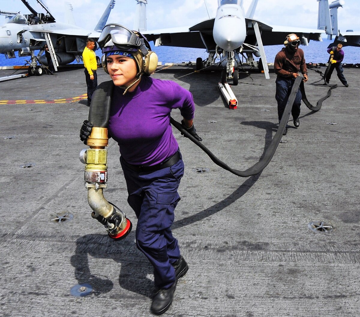 Авиатехник на авианосце. Фото из сети