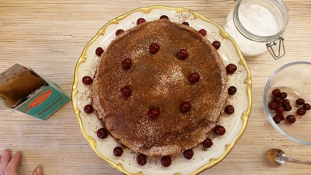 Необыкновенно вкусный, нежный и легкий торт с шоколадными блинчиками и воздушным творожным кремом с вишней. Простой и легкий.