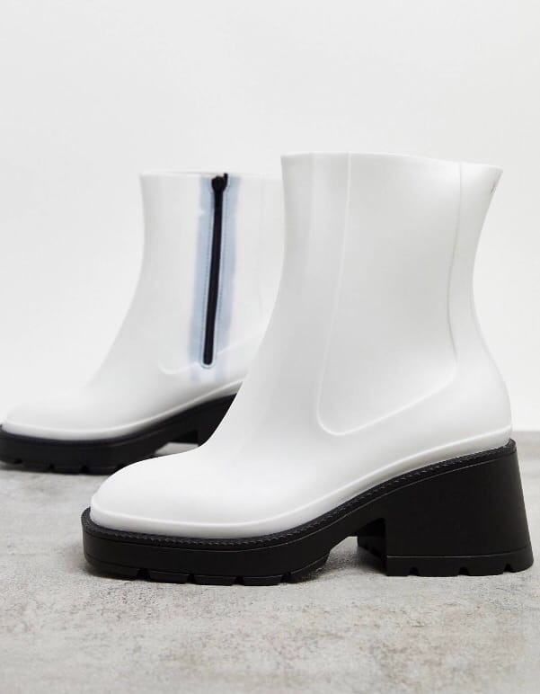 Цена: (б.) 1 690 р.; (ч.) 1 490 р. (без скидки они стоили 2 190 р.) 