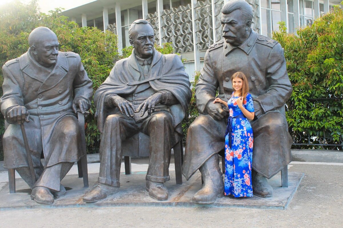 Крым. Этот памятник возле другого дворца