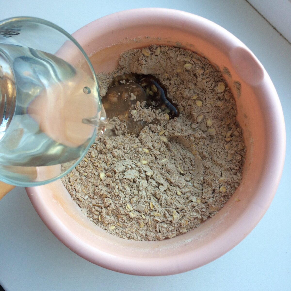 Вливаю воду постепенно, чтобы тесто получилось не жидким, и печенье держало форму 