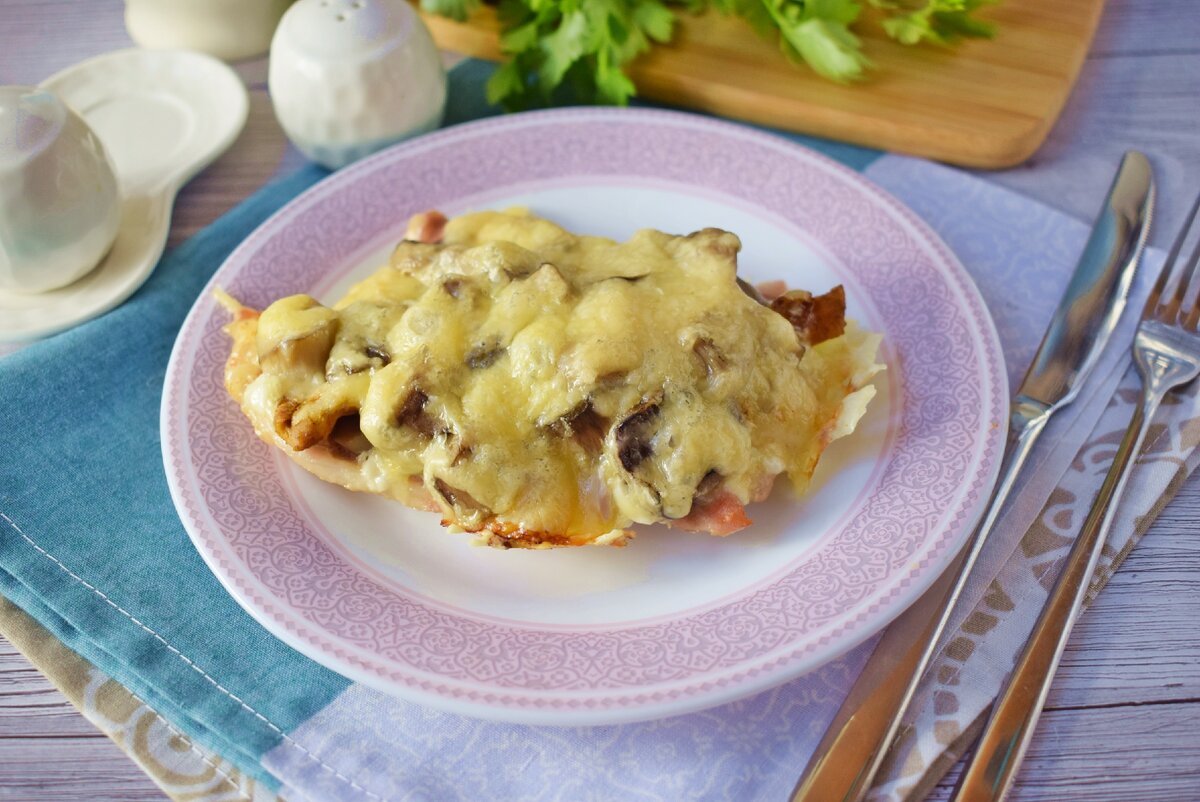 Отбивные из свинины с грибами, сыром и маринованными огурцами