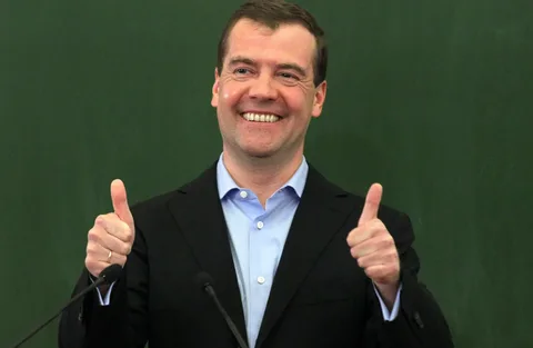 Добрый день, читатели и подписчики!На днях, ни кто-нибудь на кухне за ужином... и не всякого рода "жириновские", а вполне разумный человек и занимающий совсем не маленький пост, предложил ВЫПЛАЧИВАТЬ ВСЕМ ГРАЖДАНАМ РОССИИ независимо от возраста, имеет ли работу или бездельничает, ЕЖЕМЕСЯЧНО "Безусловный базовый доход" в размере 35 тысяч рублей.Фотография из открытых источников
ВСЕМ! ПРОСТО ТАК! ПО 35 ТЫСЯЧ РУБЛЕЙ КАЖДЫЙ МЕСЯЦ!!!------------------Медведев сослался на то, что ряд стран уже пробовало вводить такого рода выплаты. Идея состоит в том, чтобы государство в полной мере обеспечивало и гарантировало всем своим гражданам такое количество денег, чтобы каждому хватало на минимальные потребности в еде, одежде, отдыхе, развлечениях и прочем.В целом все супер! И уверен многим обывателям покажется красивой сказкой. Но разве такое возможно реализовать?! Как?! Просто печатать деньги и раздавать? Все будет обесцениваться тогда. Да и разве мы, человечество, дошли до такого уровня, что можно получать все не работая и не отдавая взамен?!Фотография из открытых источников
Интересно ваше мнение - напишите в комментариях! Реально ли у нас в стране, чтобы всем начали раздавать "вертолетные деньги" за "красивые глазки"?Или я не до конца понимаю экономическую составляющую и экономисты мне смогут объяснить как это возможно реализовать не навредив экономике страны или даже всего мира?! С радостью услышу ваш опыт.