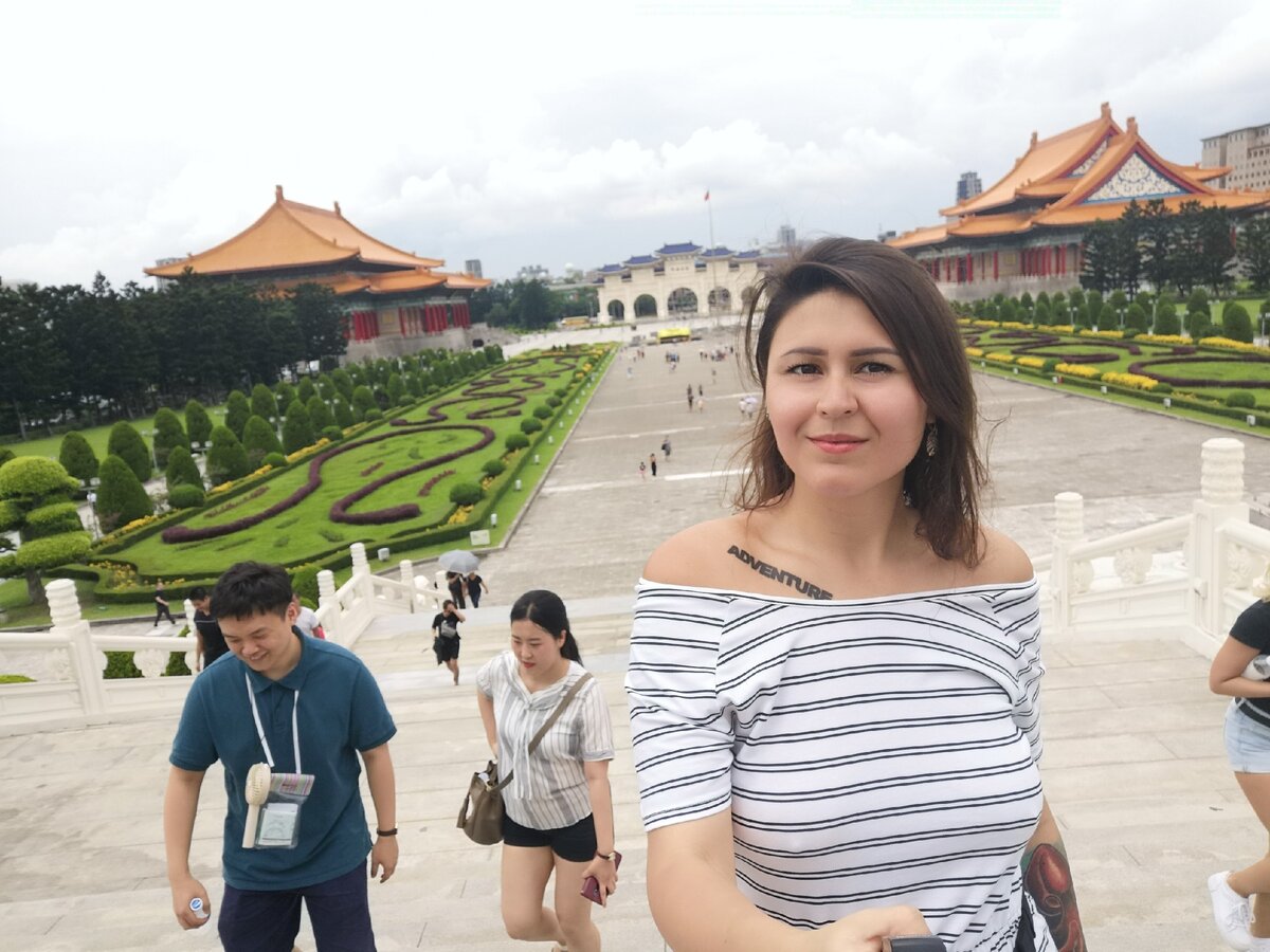 Солнце в лицо, и вот я уже слилась с местными