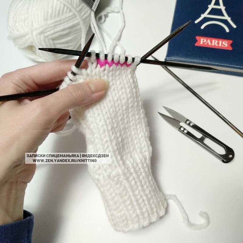 После чего весь ряд рабочей нитью, начало - над розовыми.  Листайте