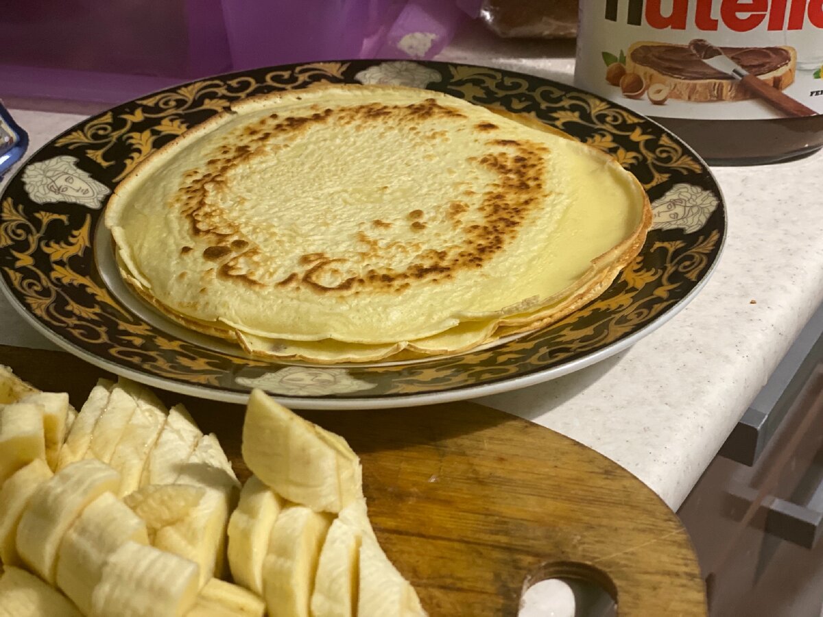 Блины с бананом и шоколадной пастой