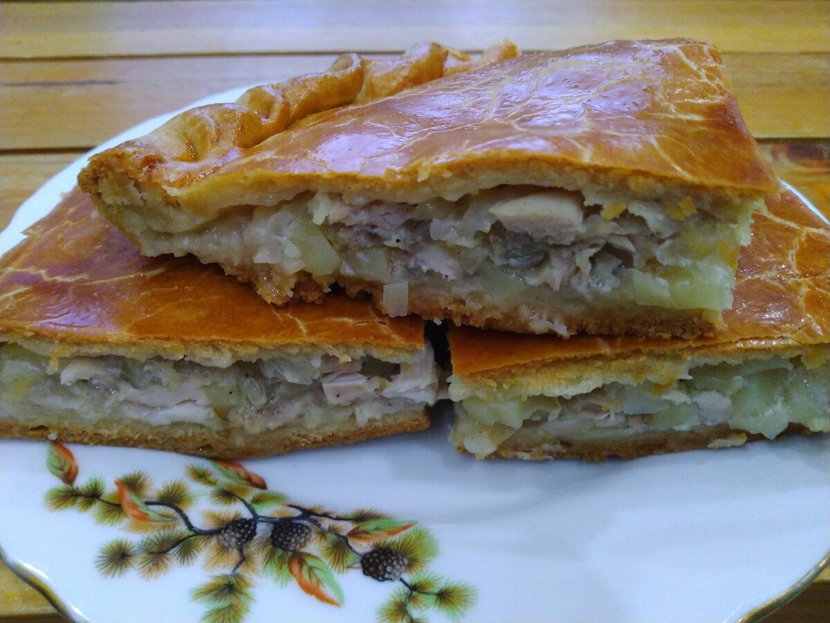Пирог из слоеного теста с курицей и картошкой в духовке рецепт с фото пошагово фото
