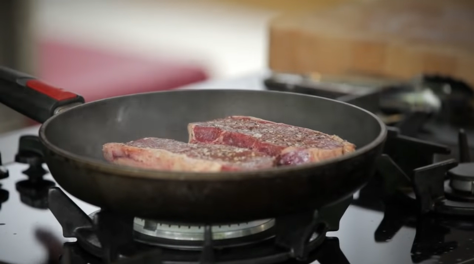 Начинаем обжаривать стейки. Фото: скрин YouTube