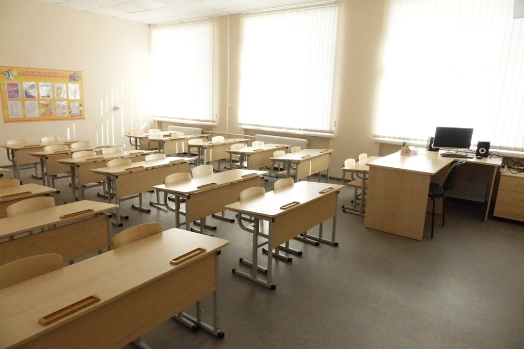 Российские чиновники сочли детей одной из главных причин ухудшения ситуации с коронавирусом в стране, говорят источники URA.RU во власти. Детей невозможно контролировать, они не носят маски и не соблюдают правила гигиены, и потому стали основными переносчиками заболевания. В связи с этим школьников будут ограничивать в передвижении, аналогичные меры в перспективе ждут дошколят. Первый вариант особых мер уже предложен регионам мэром Москвы Сергеем Собяниным.

Мэр Москвы Сергей Собянин уже ввел в столичных школах двухнедельные каникулы с 5 по 18 октября из-за роста числа зараженных коронавирусом. Собянин отмечал, что детские сады продолжают работать в обычном режиме. Однако источник агентства в мэрии сообщил, что «в отношение дошкольников рассматривается введение мер, подобных школьным каникулам».

О введении каникул в школах и в детских садах в регионах пока не сообщалось. Однако источник агентства во власти дал понять, что это дело времени: «Это то, что регионы будут повторять за Москвой».
«Позиция мэрии Москвы — постараться прервать распространение коронавируса, ограничив передвижение детей. Распространение инфекции среди них нереально контролировать. Они не моют руки, хватают все подряд и не носят маски. Сами дети часто переносят болезнь бессимптомно, но заражают взрослых, которым справиться с вирусом тяжелее», — объяснил источник агентства.
Вирусолог Анатолий Альтштейн в разговоре с URA.RU подтвердил, что распространение инфекции среди детей вызывает у врачей серьезные опасения: «Дети слабо соблюдают меры безопасности. Им ничего не внушить, они легко подхватывают вирус и легко его передают. Ситуация очень трудная», — ответил агентству доктор медицинских наук. При этом школы зачастую не в силах выполнить все рекомендации Роспотребнадзора РФ по организации учебного процесса, добавил сопредседатель профсоюза «Учитель» Всеволод Луховицкий.

«На мой взгляд, выполнить все требования невозможно. К примеру, если пытаться усадить всех детей в классах на расстоянии в полтора метра, то придется делать пристрой к школе, потому что мест просто не хватит, — сказал агентству Луховицкий. Школы сами определяют строгость ограничительных мер и устанавливают свои порядки, думая, как соотнести безопасность и возможность нормально работать».
Тревогу чиновников, вирусологов и преподавателей подтверждает статистика. Накануне на совещании президента России Владимира Путина с правительством вице-премьер Татьяна Голикова сообщила, что заболеваемость среди детей возросла на 18,4 процента.

«Сейчас особенно подвержены риску дети, которые с начала учебного года вернулись в школы и в детские сады, — написал глава региона. — На карантин закрыт 621 класс в школах (321 — из-за коронавируса, 300 — из-за гриппа и ОРВИ) и 121 группа в детских садах (38 — из-за коронавируса, 83 — из-за гриппа и ОРВИ). Еще пять садиков закрыты полностью (один — из-за коронавируса, четыре — из-за гриппа и ОРВИ)».
Российские субъекты уже взялись за возвращение ограничений по коронавирусу. Глава Санкт-Петербурга Александр Беглов поручил подготовить предложения о переводе сотрудников на удаленную работу, в Тюменской области пожилых попросили не выходить из квартир, в Воронежской области закрыли развлекательные учреждения.

Политолог Владимир Климанов в разговоре с URA.RU согласился, что в нынешних условиях регионы вновь будут ориентироваться на столицу, как было весной в пиковые моменты пандемии коронавируса: «Москва в любом случае остается новатором в инструментах борьбы с ковидом». Аналогичную точку зрения выразил политолог Виталий Иванов: «Москва была и остается для регионов законодателем соответствующих практик и подходов. За прошедшее время здесь принципиально ничего не могло измениться. Это не значит, что все слепо ее копируют, просто так необходимо».
