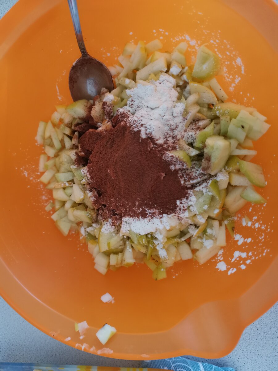 Добавить к яблокам лимонный сок (что бы яблоки не потемнели), кукурузный крахмал (что бы сок не вытекал, а превратился в вкуснейший соус) и корицу (но можно обойтись и без неё).